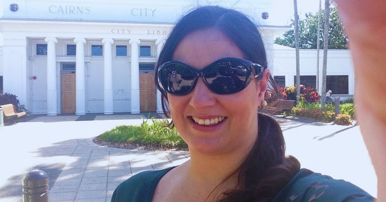 Fachada da Livraria Municipal de Cairns com entrada principal em destaque