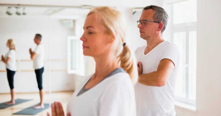 élèves faisant exercices de yoga