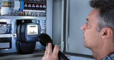 Electricien dépanneur devant un compteur électrique