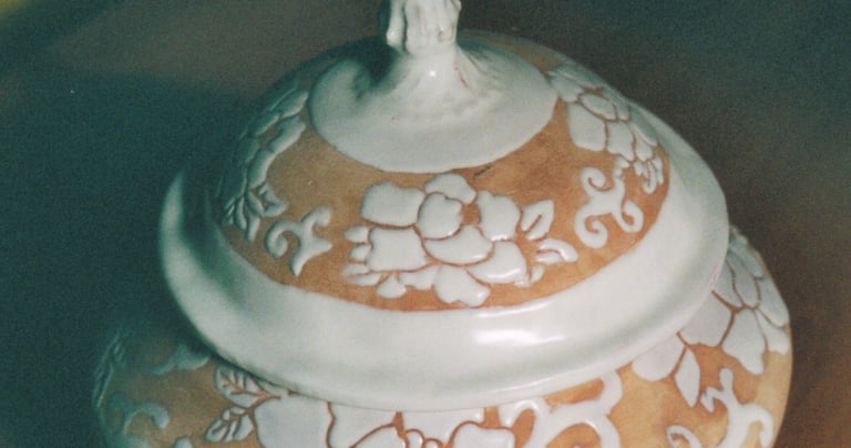 vaso in terracotta con decorazioni fluoreali