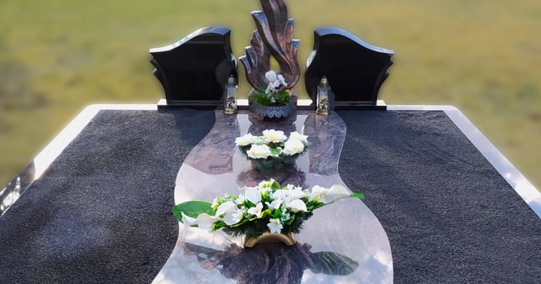 Kapavietė su trijų dalių paminklu ir daliniu dengimu akmens plokšte