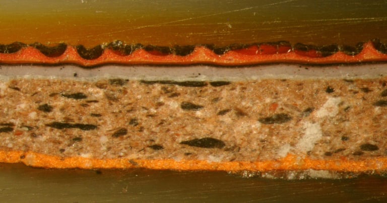 Am Querschliff einer Lackprobe kann der Schichtenaufbau nachvollzogen werden.