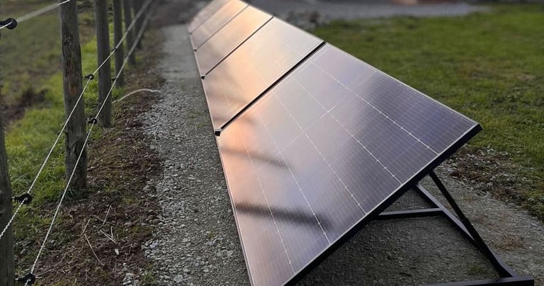 Panneau solaire bifacial de 605 Wc installé sur une terrasse avec support incliné