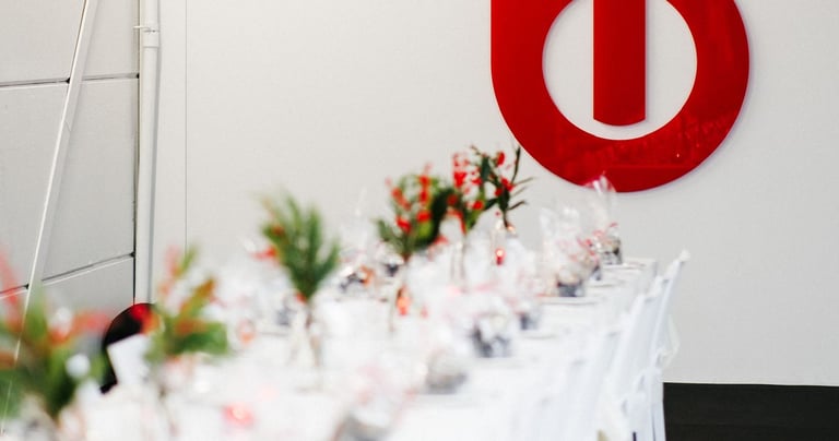 Professioneel gedekte tafel voor zakelijke eventcatering door How Love Tastes
