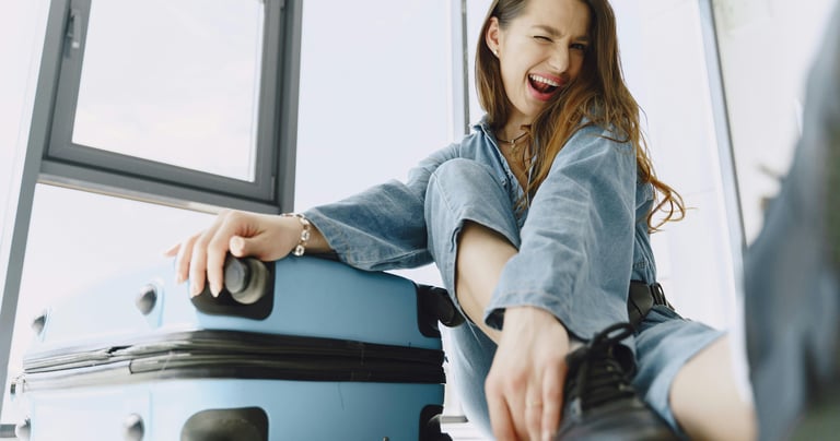 estudante de intercâmbio e sua mala azul