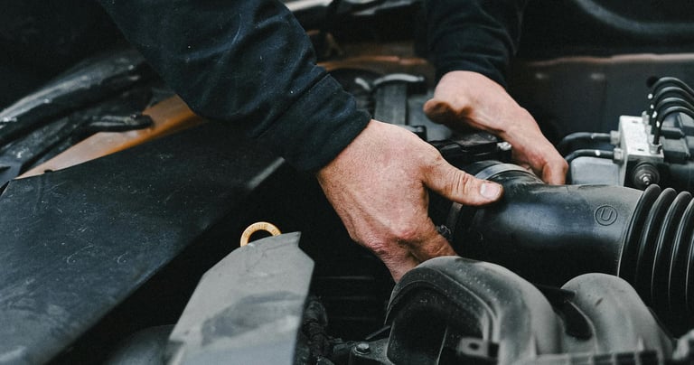 Automobilio remontas atidarius variklio skyrių