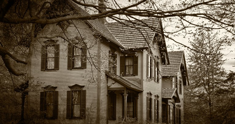 mage en noir et blanc d'une maison hantée, illustrant les services d'investigation paranormale de solutions-paranormale.eu