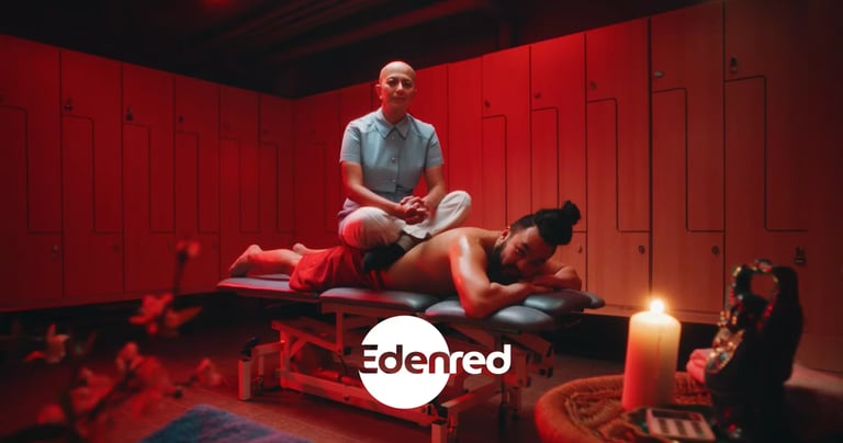 zayera sitter på en massagebänk edenred