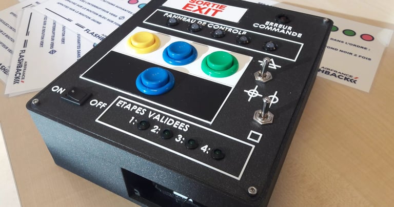 un boitier électronique avec des boutons et des diodes