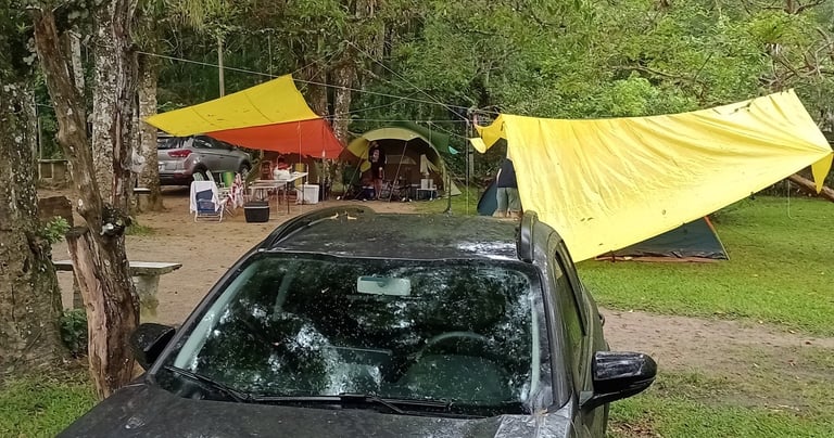 acampamento em camping estruturado, uso de coberturas