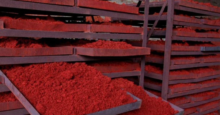 iron oxyde pigments drying before blend to barn paint Dalsberg