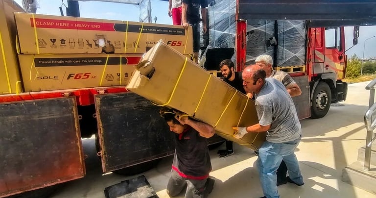 Antalya eşya taşıma elemanı ve profesyonel nakliye hamalı ile ağır yük indirme operasyonu.