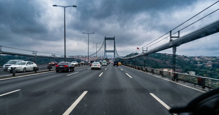 Şehirler arası ev taşıma fiyatları dahilinde, köprü ve otoyol geçişleriyle yeni adresinize ulaşan nakliye aracı.