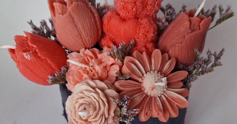 Rankų darbo sojų vaško žvakių kompozicija su meškiuku ir gėlėmis. Puikiai tinka gimtadieniui, Valent