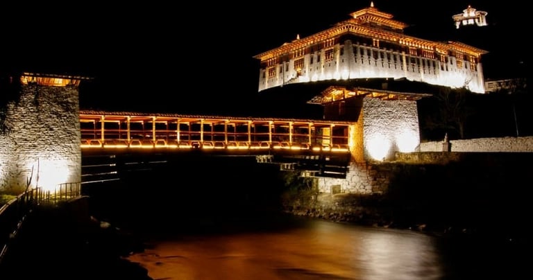 night-photography-with-cantillever-brdige-rinpung-dzong-fortress-national-museum-in-paro-valley