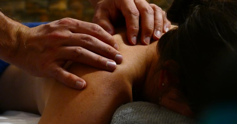 palpé roulé sur le muscle trapèze