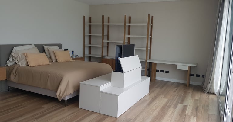 Dormitorio con mueble para la tv, estantería y escritorio integrado
