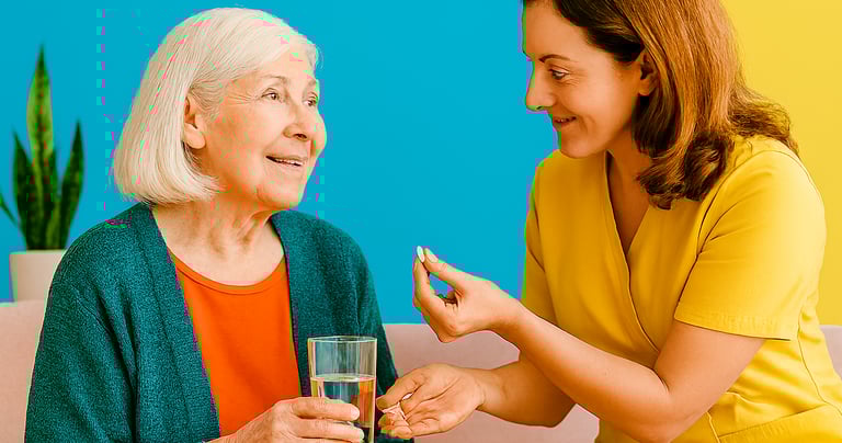 Persona ayudando a la toma de medicamentos