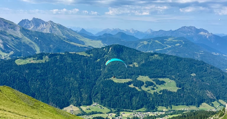 un parapentiste au milieu des montagnes
