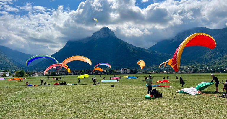 un groupe de personnes s'entraîne à gonfler leur parapente au sol
