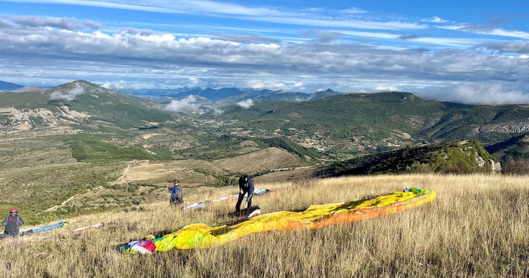 Plusieurs parapentistes s'apprêtent à décoller dans les Alpes du Sud