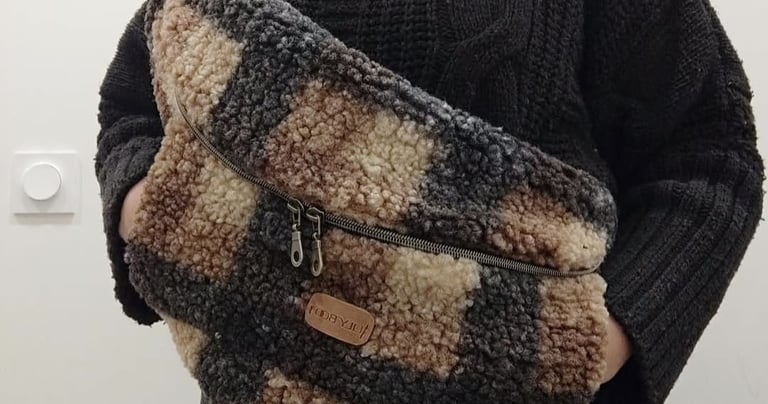 une femme portant un sac banane lilyboo, la Bestie avec les mains dans la poche kangourou