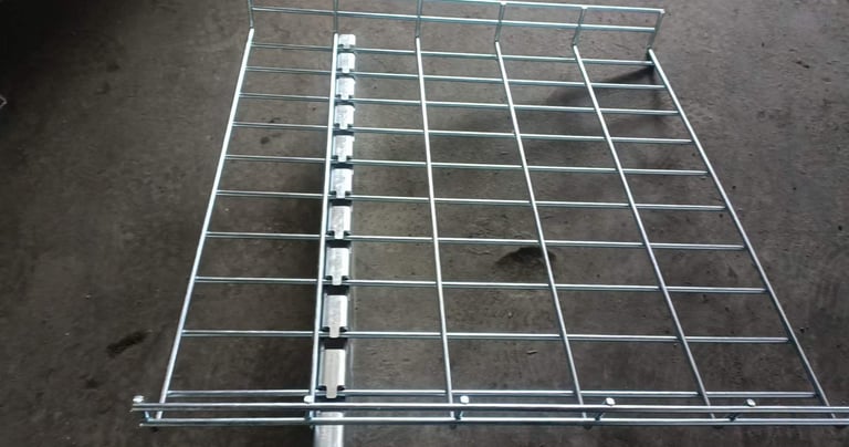 un support de chemin de câbles en treillis métallique par support métallique