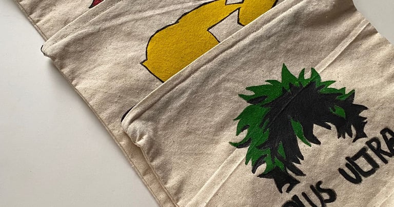 Estuches, cartucheras de lino pintados a mano con personajes de anime como Tanjiro, Zenitsu y Deku