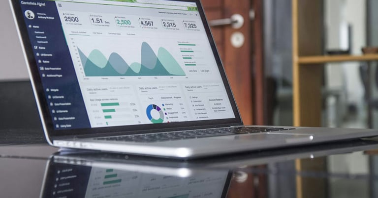 Portatile con grafico di trend degli investimenti, rappresentando l'analisi e crescita finanziaria