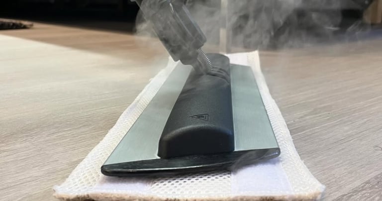 Mop parowy EV z systemem wymiennych padów. Profesjonalne, ekologiczne mycie podłóg drewnianych i płytek bez smug i chemii.