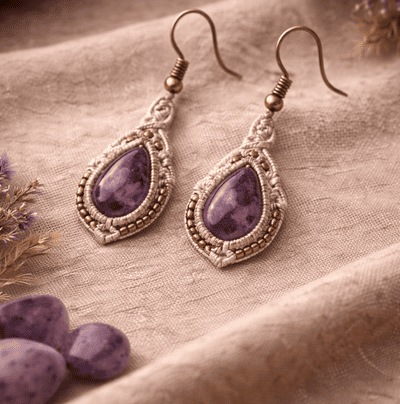 Aretes en macarme con hilo neutro y pieda amatista