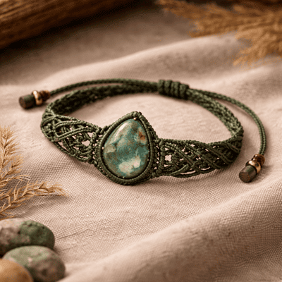Pulsera artesanal en macramé con piedra natural verde