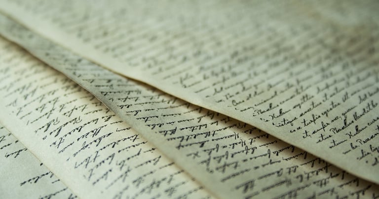 Feuilles couvertes de texte manuscrit