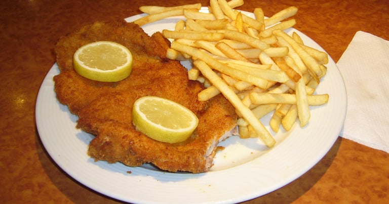 a plate of schnitzel with lemonade and lemonade