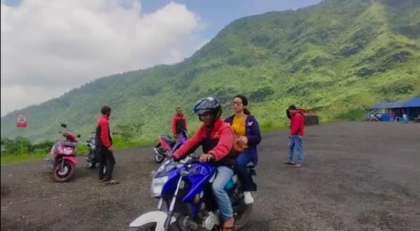 Tersedia jasa Ojek Wisata di area parkir yang siap mengantar Anda hingga ke bibir kawah (tanpa perlu