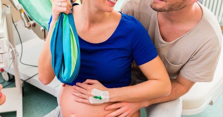 couple utilise un rebozo lors de la naissance pour s'étirer