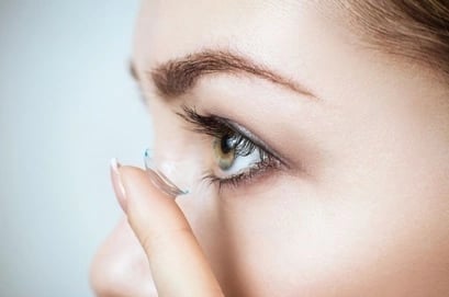 Des manipulations lentilles avec votre opticien à Seignosse