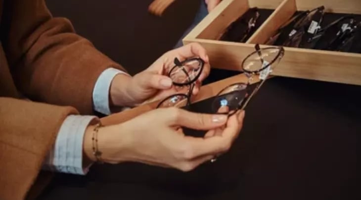 Des lunettes montrées au client lors d'un déplacement à domicile par votre opticien
