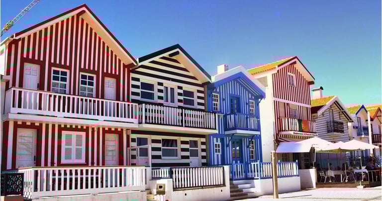 Maisons colorées sur le front de mer à Costa Nova à Aveiro Portugal