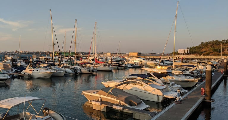 Marina de Tróia, Setúbal, avec de nombreux bateaux amarrés.