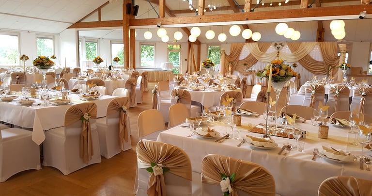 hochzeitsdeko fuer hochzeit mit komplettem raumkonzept