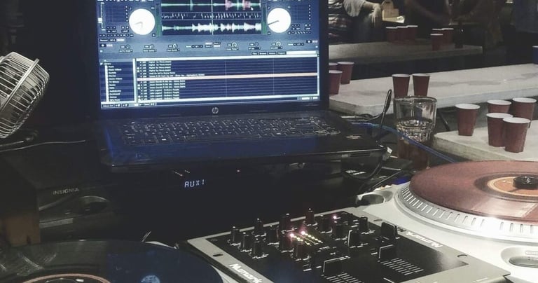 a laptop computer and a dj - zoller dj - zs