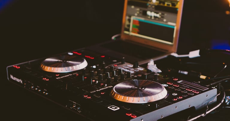 a dj - z - rx - 10 controller controller and a laptop