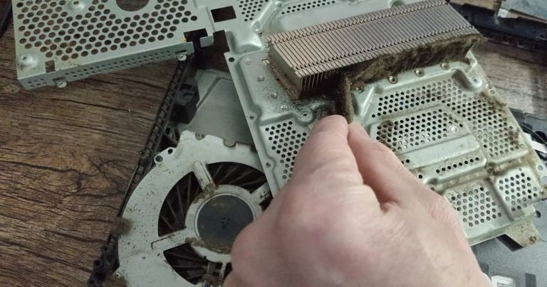 Desarme completo de carcasa de PS4 Slim y PRO para mantenimiento profundo en el banco de pruebas de MBTECNIC.