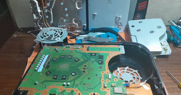 Técnicos de MBTECNIC aplicando metal líquido con hisopos en el disipador de una PS5.