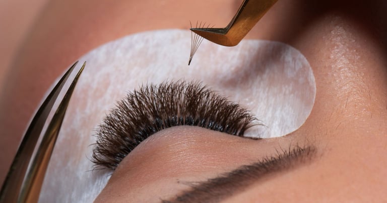 kosmetikausbildung-in-bayern Kosmetikausbildung Nageldesign Fußpflege Wimpernstylist Wimpern