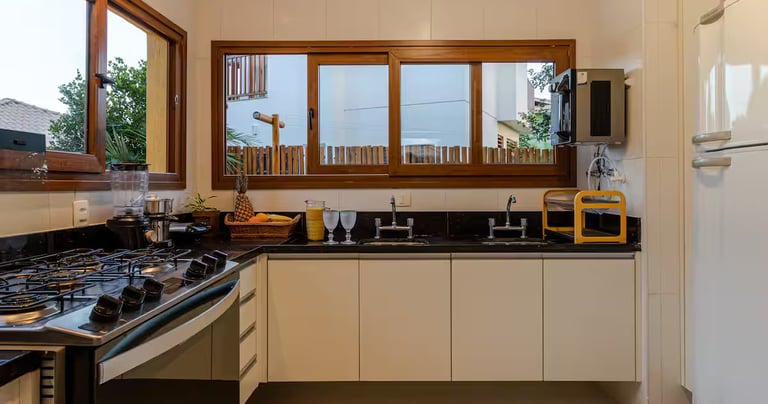 cozinha completa em casas de luxo em costa do sauipe