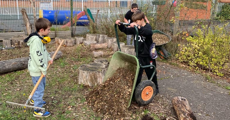 Activité de l'école du dehors : le jardinage