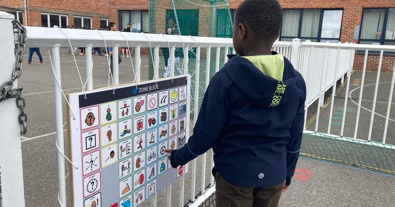 élève utilisant le tableau de langage