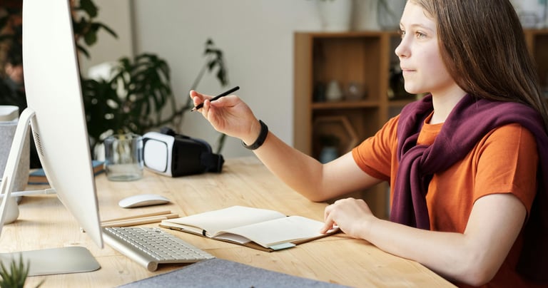 a pupil interacts with her online physics tutor